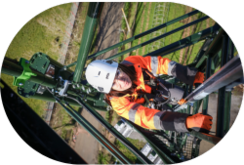 Técnico de Circet escalando torre de telecomunicaciones con arnés de seguridad