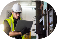 Técnico de Circet inspeccionando sistema eléctrico con portátil y equipo de protección