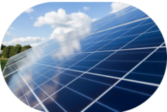 Paneles solares reflejando el cielo en una instalación fotovoltaica